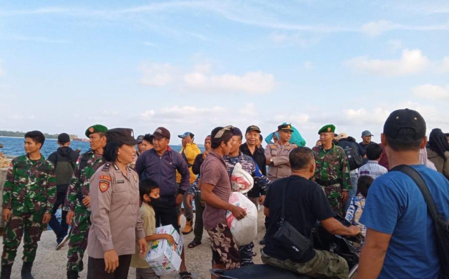 Berikan Rasa Aman, Kapolsek Bersama Personel Melaksanakan Pengamanan Kedatangan Kapal Penumpang