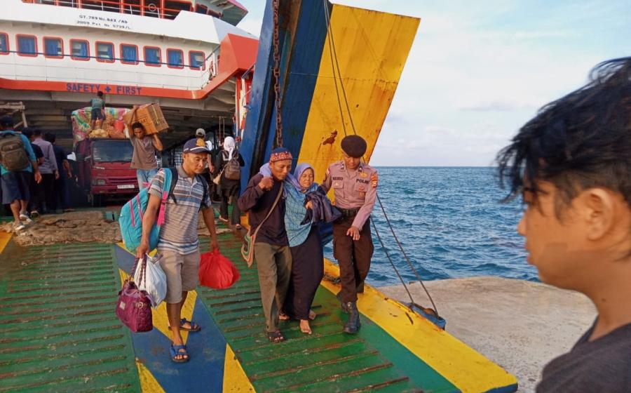 Berikan Pelayanan Prima, Polsek Enggano Bantu Penumpang Lansia yang Hendak Turun dari Kapal 