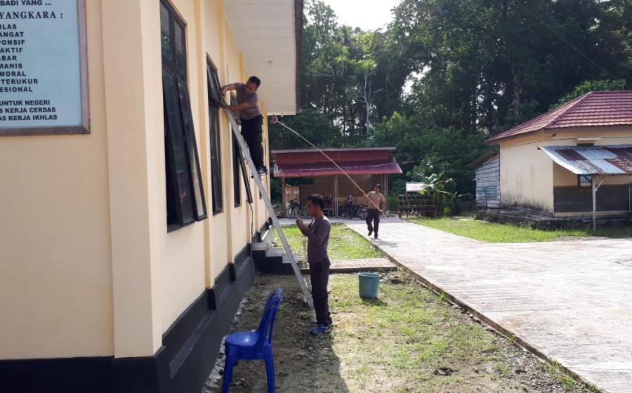 Jaga Kebersihan Mako, Anggota Polsek Enggano Laksanakan Kerja Bakti