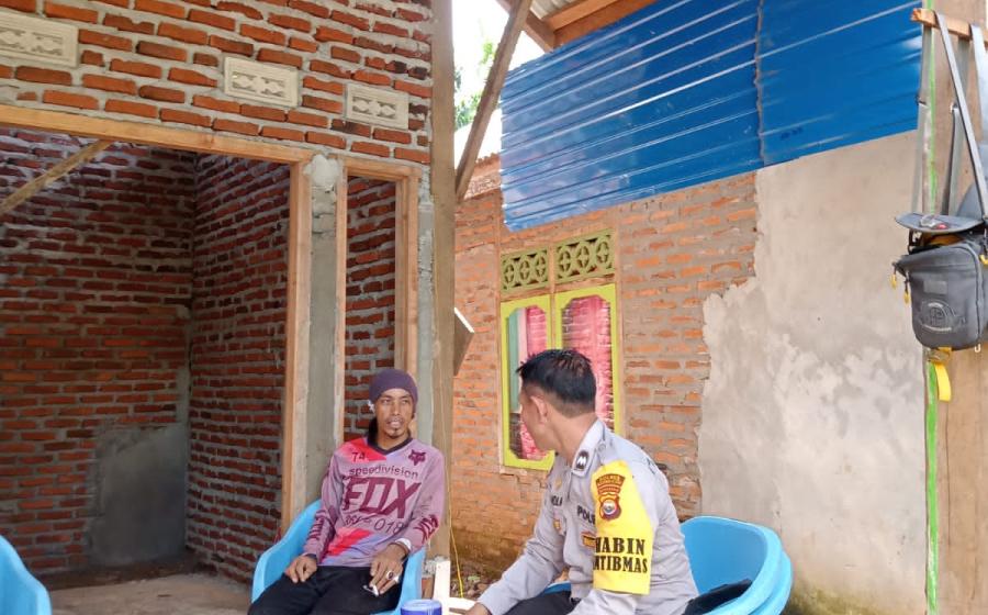 Sambangi Warga Binaannya, Bhabinkamtibmas Polsek Batik Nau Sampaikan Imbauan Kamtibmas