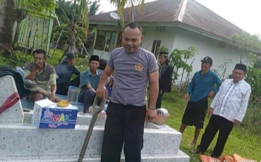 Melayat ke Rumah Warga Binaannya, Bhabinkamtibmas Polsek Kaur Tengah Bantu Persiapkan Pemakaman 