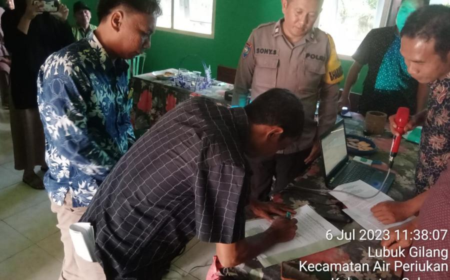 Bhabinkamtibmas Polsek Sukaraja  Hadiri Kesepakatan Kampanye Damai dan Bebas Politik dari Uang Pilkades Desa Lubuk Gilang 
