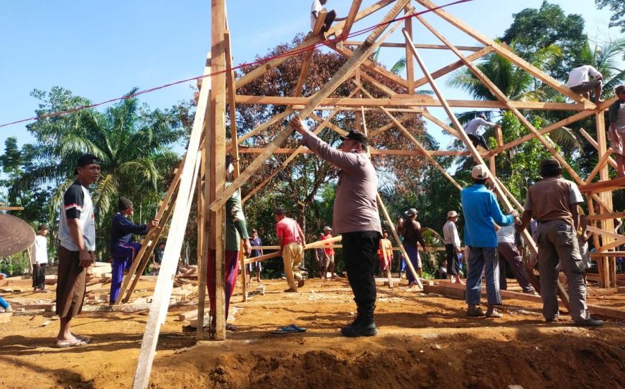Gotong Royong, Polsek Giri Mulya Bantu Dirikan Rumah Warga yang Terkena Musibah
