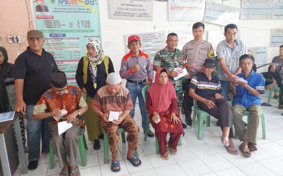 .Bhabinkamtibmas Polsek Lebong Utara Hadiri Penyaluran BLT DD di Desa Talang Bunut 