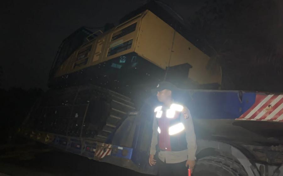 Quick Respon Polisi Datangi TKP Tronton Muatan Alat Berat Masuk Siring