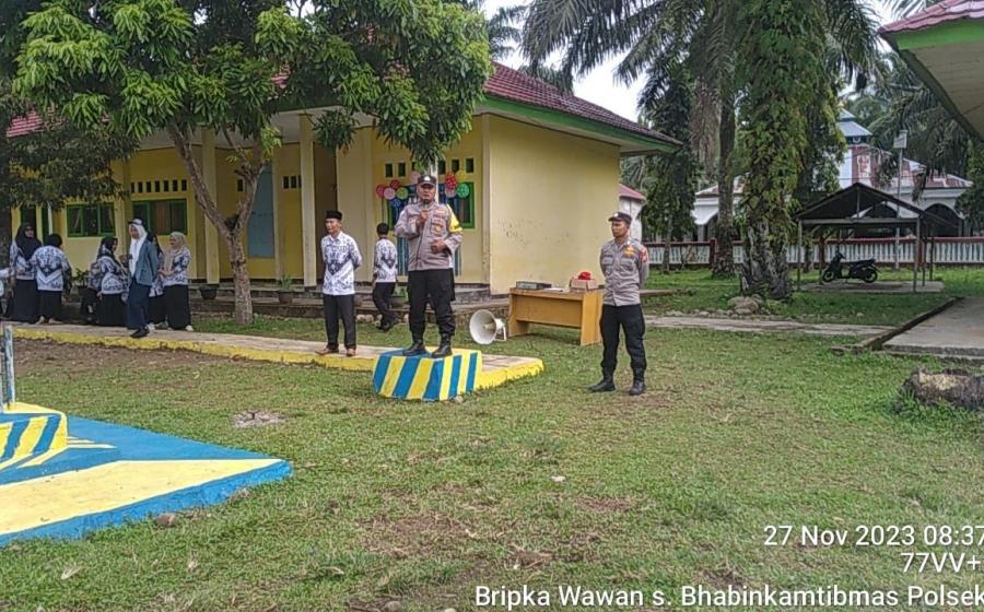 Police Goes To School, Polsek Kaur Tengah Sosialisasikan Penerimaan Polri Jalur Proaktif di SMPN 04
