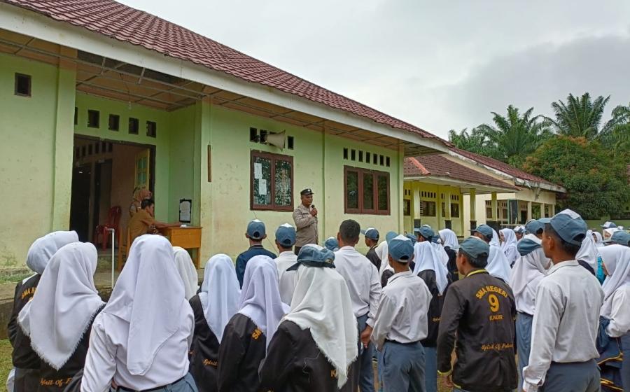 Bhabinkamtibmas Polsek Padang Guci Hulu Sambangi SMAN 09 Kaur, Sosialisasikan Kenakalan Remaja 