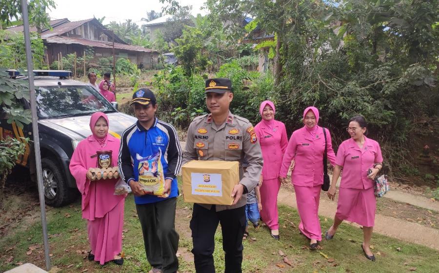 Kapolsek Giri Mulya Beserta Bhayangkari Ranting Giri Mulya Berikan Tali Kasih kepada Masyarakat yang Membutuhkan