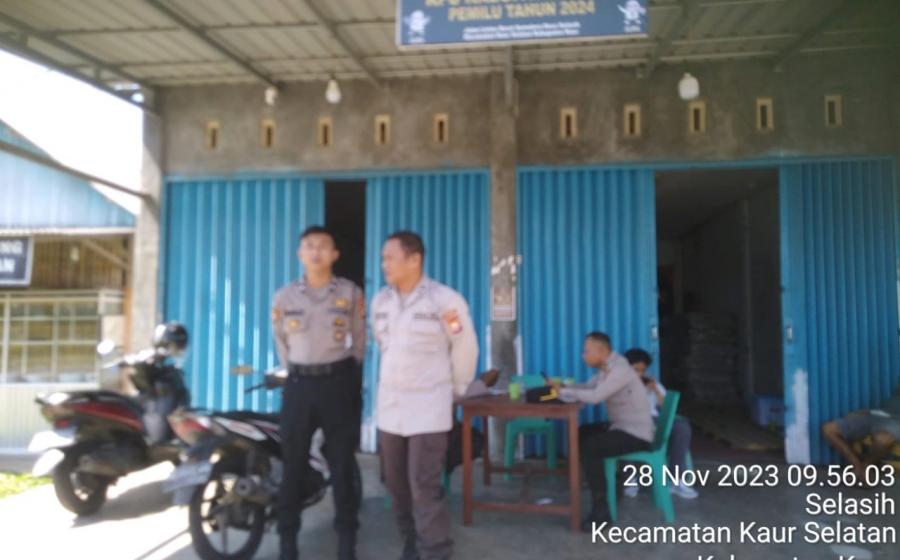 Personel Polres Kaur Lakukan Pengamanan Penuh Kewaspadaan di Gudang logistik 2 KPUD Kaur