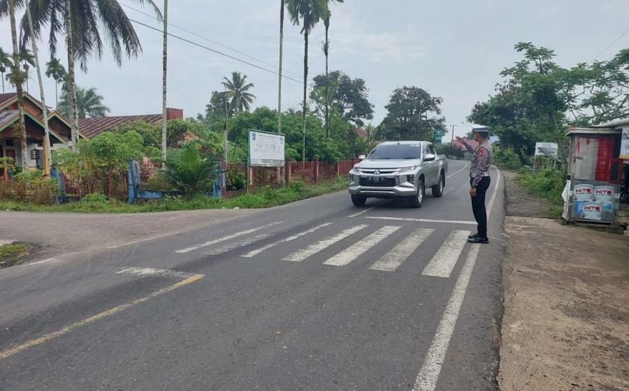 Anggota Lantas Polsek Ketahun Laksanakan Giat Gatur Lalin Pada Pagi Hari