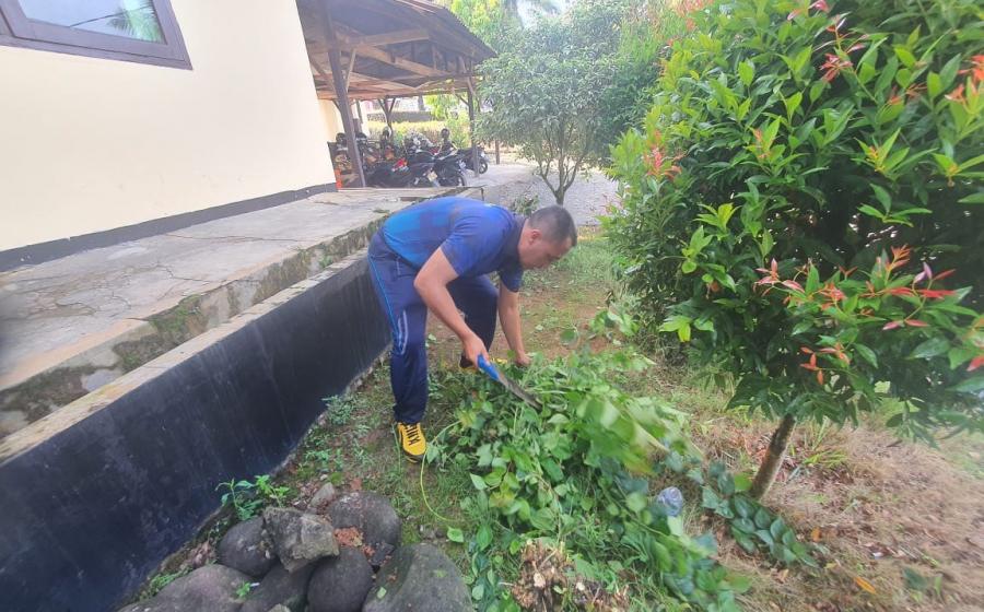 Kegiatan Jumat Bersih Polsek Giri Mulya, Ciptakan Lingkungan yang Nyaman