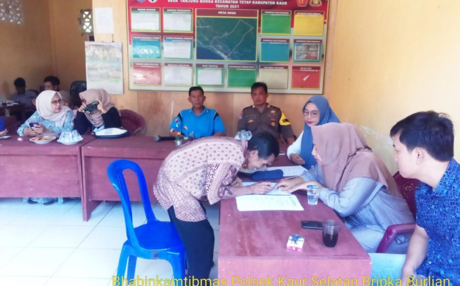 Bhabinkamtibmas Polsek Kaur Selatan Hadiri BLT DD di Desa Tanjung Bunga 