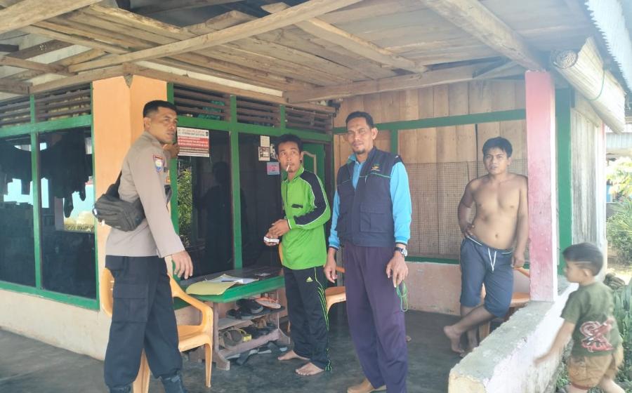 Bhabinkamtibmas Dampingi Tim Pemdes Tempelkan Stiker di Rumah Warga