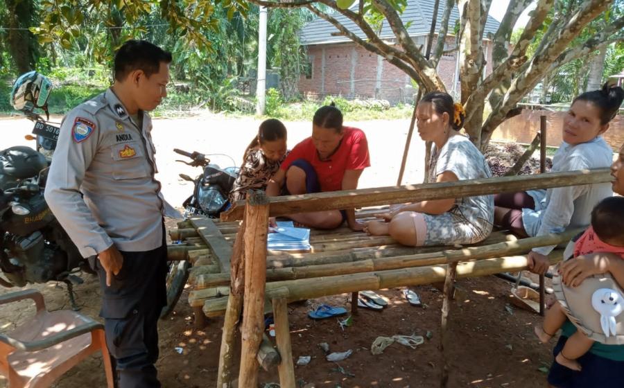 Ciptakan Suasana Kebersamaan, Babinkamtibmas Membaca Dengan Warga Binaan