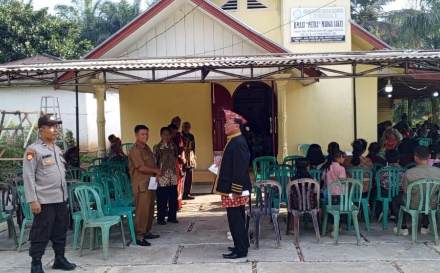 Personel Polsek Padang Jaya, Melaksanakan Pengamanan dan Pengaturan Perayaan Natal di Gereja Gekisia Desa Marga Sakti 