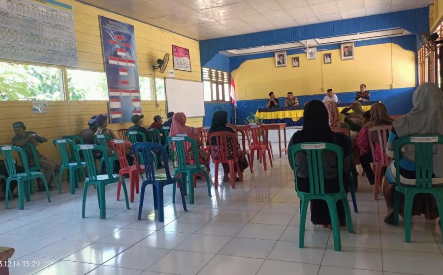 Bhabinkamtibmas Polsek Giri Mulya Monitoring Penyaluran Dana BLT DD di Desa Suka Makmur