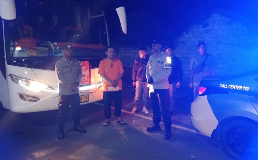 Berikan Rasa Aman, Polsek Sindang Kelingi Lakukan Pengawalan Kendaraan yang Melintas 