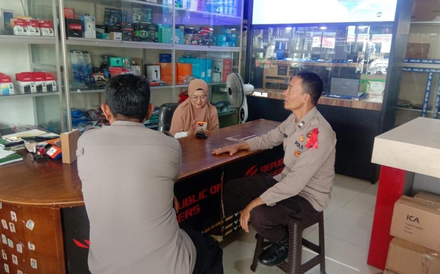 Sampaikan Imbuan dan Pesan Kamtibmas Personel Sat Binmas Sambangi Toko Elektronik