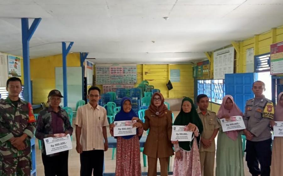 Penyaluran BLT DD di Desa Tanjung Anom di Hadiri oleh Bhabinkamtibmas Polsek Giri Mulya