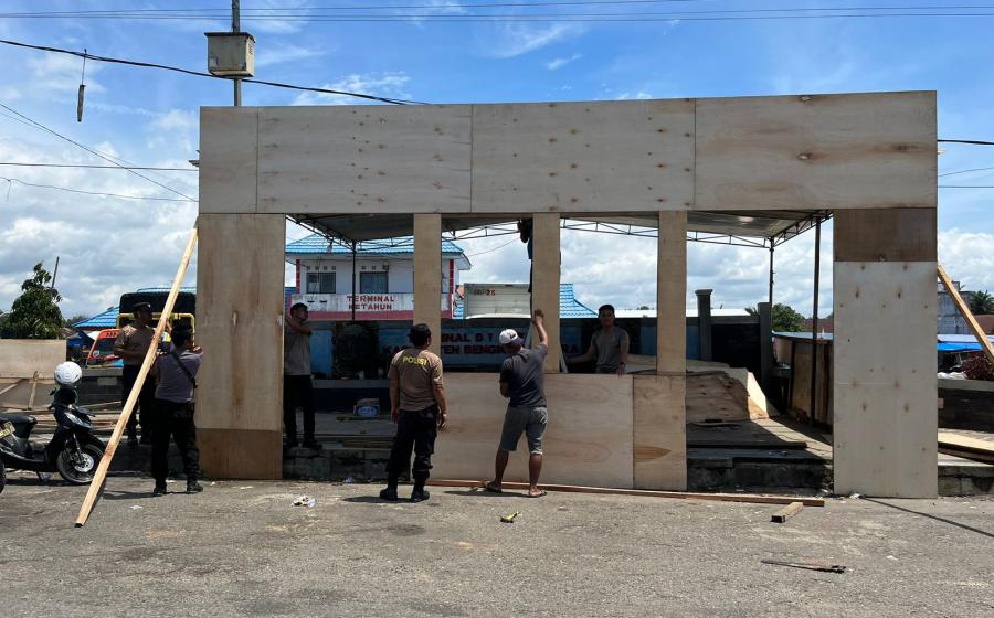 Polsek Ketahun Dirikan Pos Pelayanan Natal dan Tahun Baru di Depan Termina Ketahun