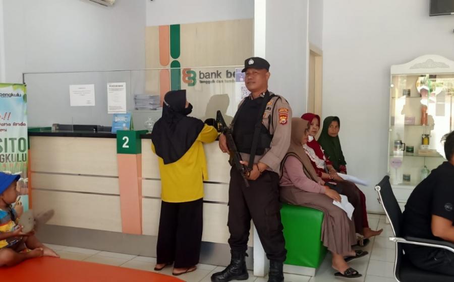 Personel Polsek Ketahun Pengamanan di Bank BPD Capem Ketahun