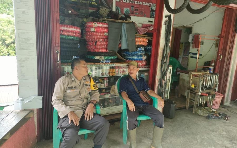 Bhabinkamtibmas Sambang Usaha Warga Binaanya Sampaikan Pesan Kamtibmas