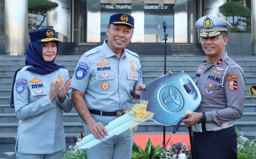 Perkuat Sinergi Turunkan Fatalitas Korban Kecelakaan, Jasa Raharja Hibahkan Satu Unit Ambulance Kepada Korlantas Polri