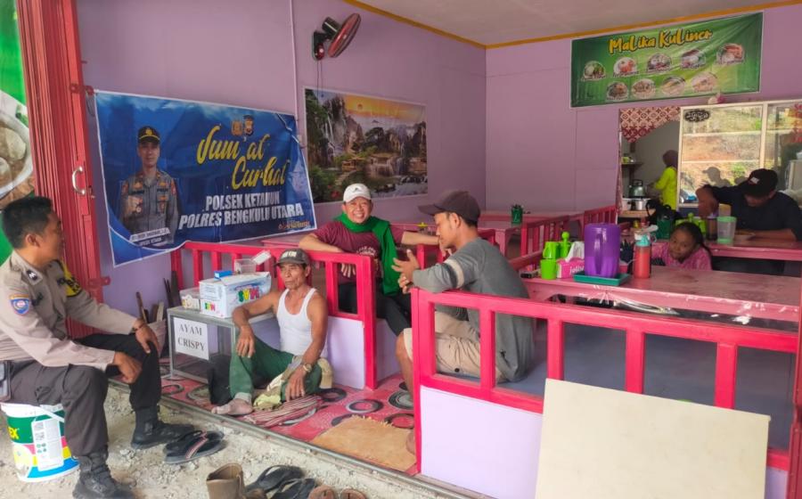 Melalui Jumat Curhat, Bhabinkamtibmas Dengarkan Keluhan Masyarakat di Warung Maika