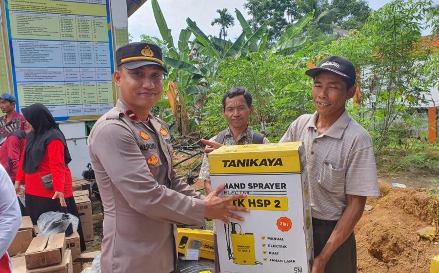 Kapolsek Giri Mulya Hadiri Kegiatan Pembagian Alat Pertanian kepada Kelompok Wanita Tani