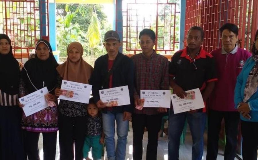 Pembagian BLT DD di Desa Suka Mulya di Awasi oleh Bhabinkamtibmas Polsek Giri Mulya