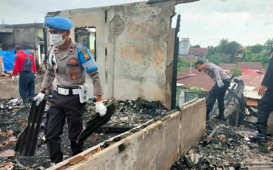 Polsek Ketahun Gotong Royong Bersihkan Puing Sisa Kebakaran Pasar KTM Giri Kencana