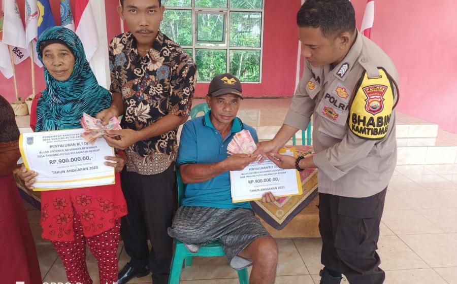 Awasi Dana Desa Bhabinkamtibmas Polsek Kerkap Hadiri Giat Pembagian BLT DD Desa Tanjung Putus