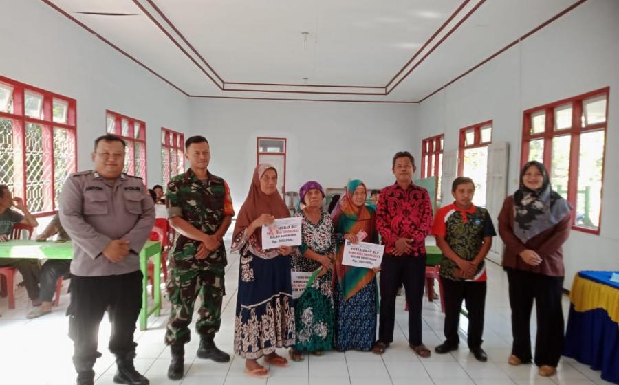 Polsek Giri Mulya Awasi Pembagian BLT DD di Desa Wonoharjo