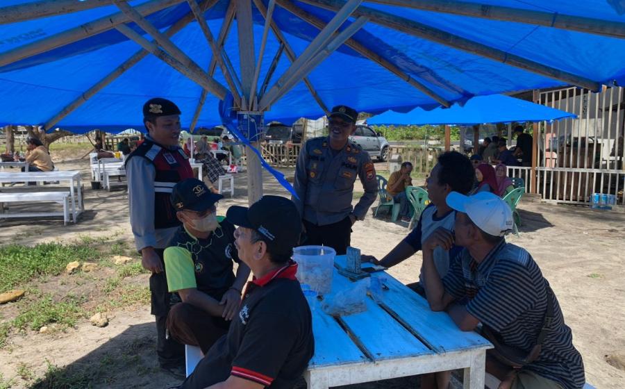 Awal Tahun 2024, Kapolsek Bersama Anggotanya Berikan Imbauan dilokasi Wisata Pantai Serangai