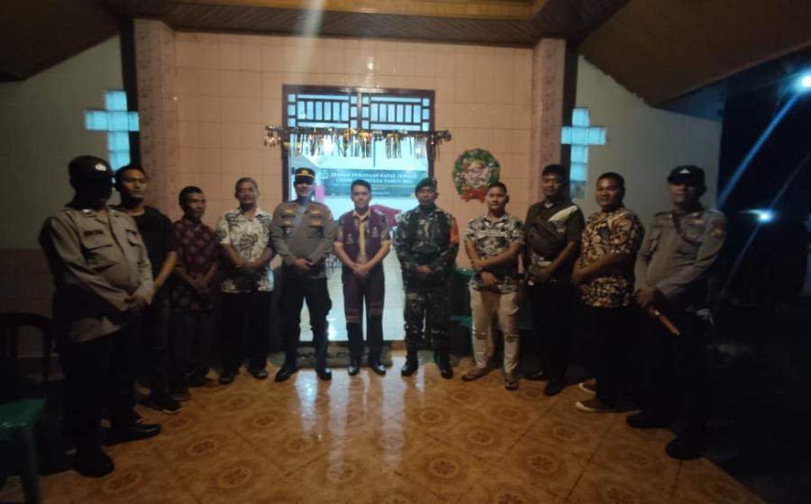 Sinergitas TNI - Polri, Melaksanakan Pengamanan Ibadah Misa Akhir Tahun di Wilkum Polsek Giri Mulya