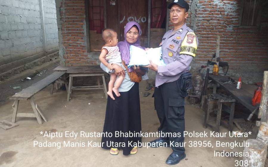 Petani Ini Terima Bantuan Beras dalam Program Selasa Berbagi Polsek Kaur Utara