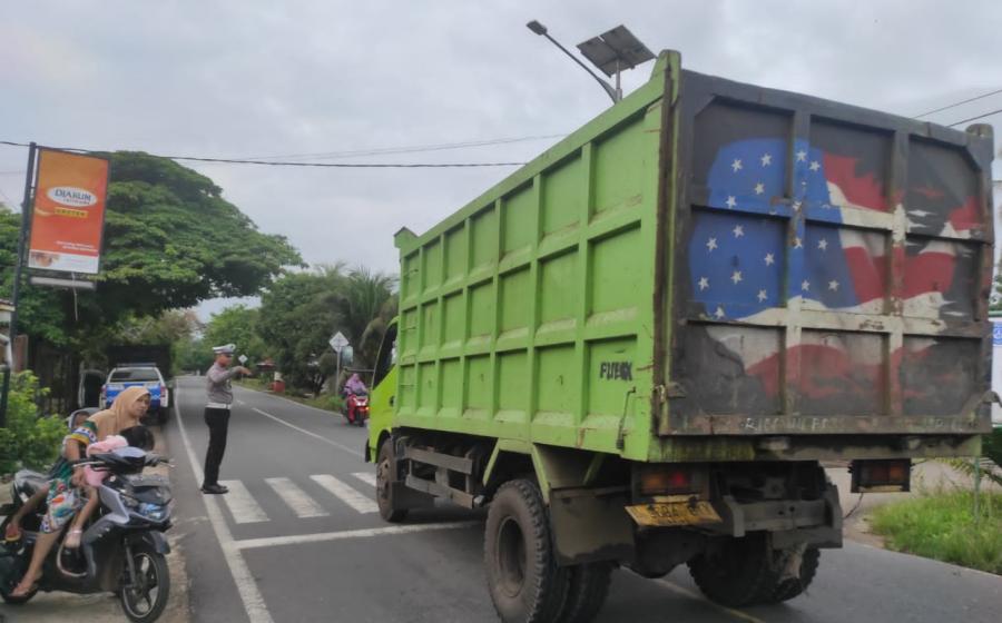 Polsek Ketahun Berikan Pelayanan Bagi Masyarakat Atur Lalu Lintas di Pagi Hari
