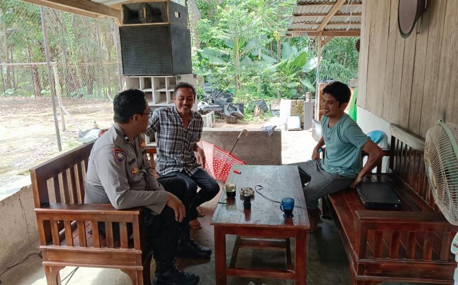 Bhabinkamtibmas Polsek Padang Jaya Sambangi Petani Sawit, Imbau Waspada Curanmor