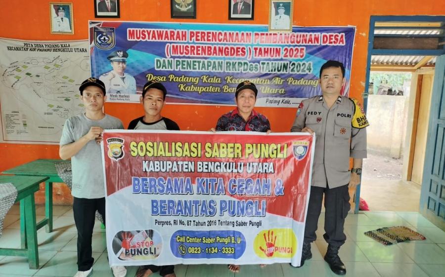 Bhabikamtibmas Polsek Lais Sosialisasikan Saber Pungli di Kantor Desa Padang Kala