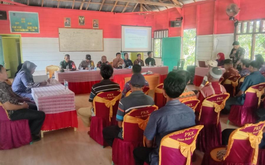 Bhabinkamtibmas Hadiri Serah Terima Jabatan Kepala Desa di Wilayah Binaannya
