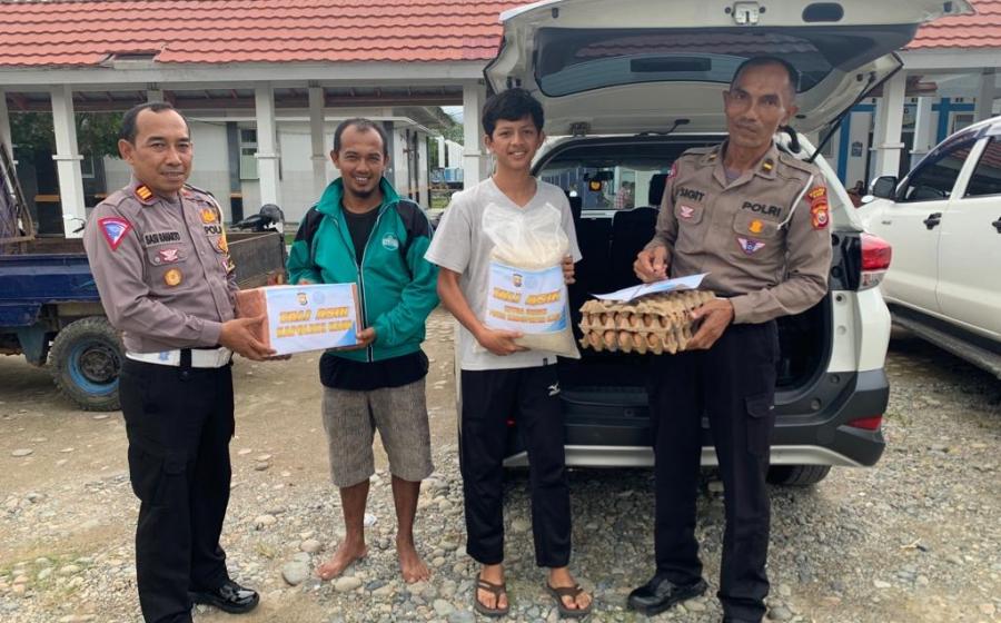 Kasat Lantas Polres Kaur Salurkan Program Tali Asih Kapolres Kaur kepada Anak Difabel 
