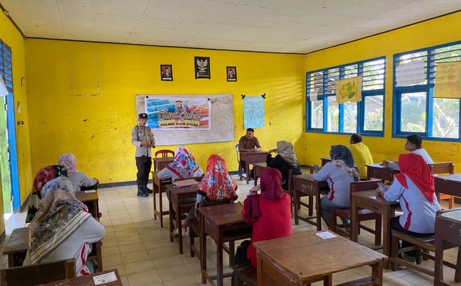 Bhabinkamtibmas Polsek Kaur Utara Melaksanakan Jumat Curhat di SMPN 11 Kaur 