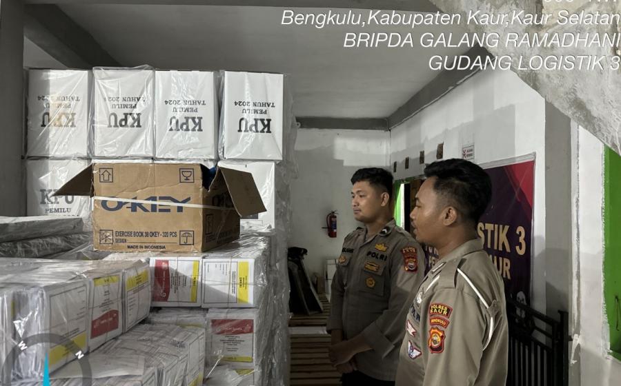 Personel OMB Polres Kaur Lakukan Pengamanan dan Kontrol Area Gudang Logistik KPU 