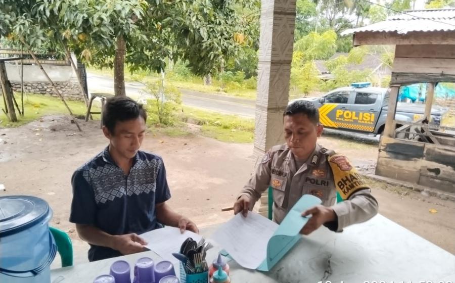 Bhabinkamtibmas Polsek Nasal Lakukan Inovasi Pelayanan Antara Alamat Penertiban SIK di Desa Ulak Pandan 