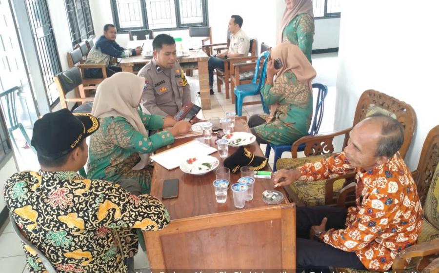 Bhabinkamtibmas Polsek Kaur Utara Sambang Silahturhmi di Kantor Lurah Sampaikan Imbauan kmatibmas Jelang Pemilu 