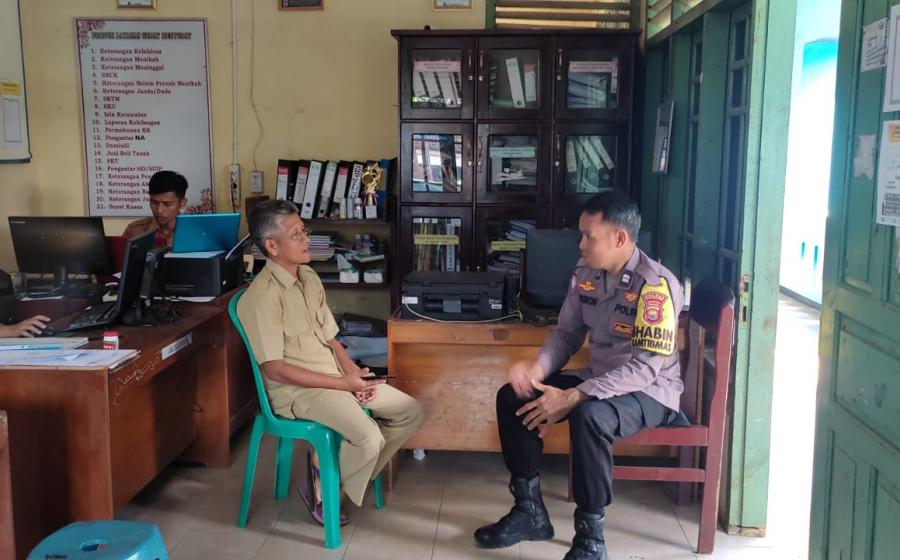 Ini Pesan Bhabinkamtibmas Polsek Padang Jaya Saat Sambangi Kantor Desa