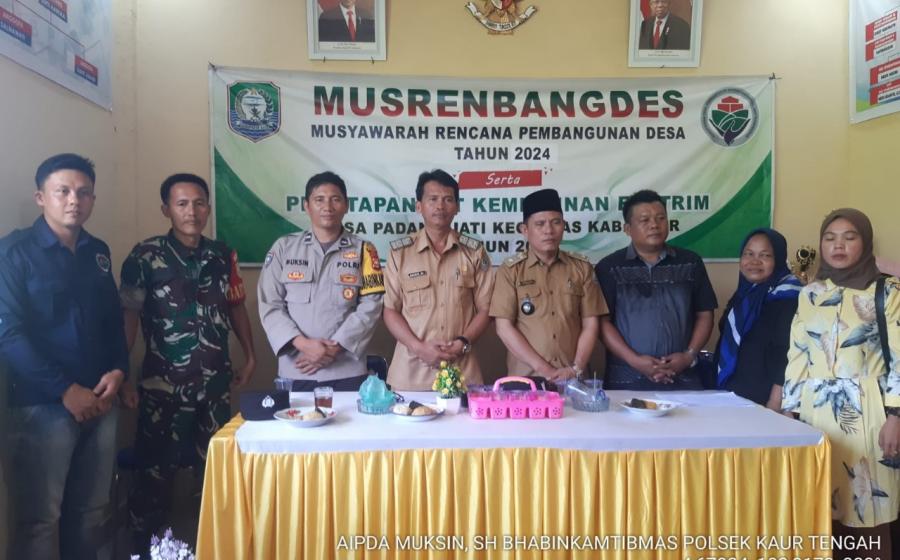Bhabinkamtibmas Polsek Kaur Tengah Hadiri MUSRENBANGDes Pengusulan Penerima BLT DD Tahun 2024 Desa Padang Jati