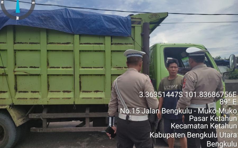 Polsek Ketahun Beri Imbauan Pada Truk Batu Bara Dilarang Lewat Jalur Urai - Bintunan