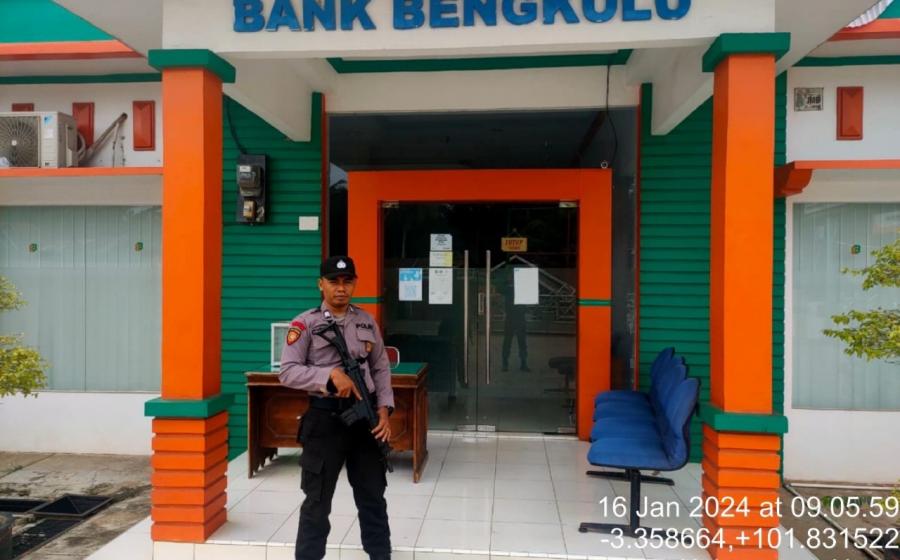 Personel Polsek Ketahun Pengamanan Objek Vital Bank BPD