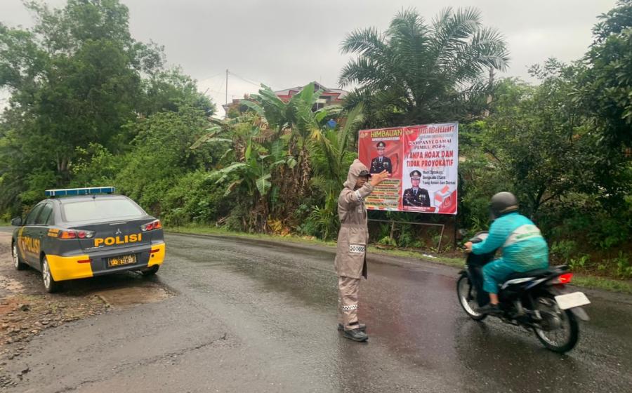 Semangat Pagi, Personel Polsek Batik Nau Lakukan Pengaturan Jalan